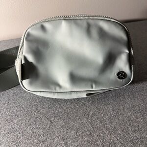 Lululemon everywhere belt bag | grey